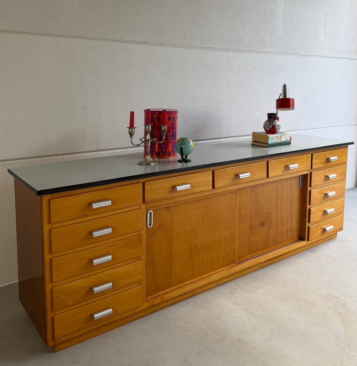 Industrieel vintage dressoir schoolkast