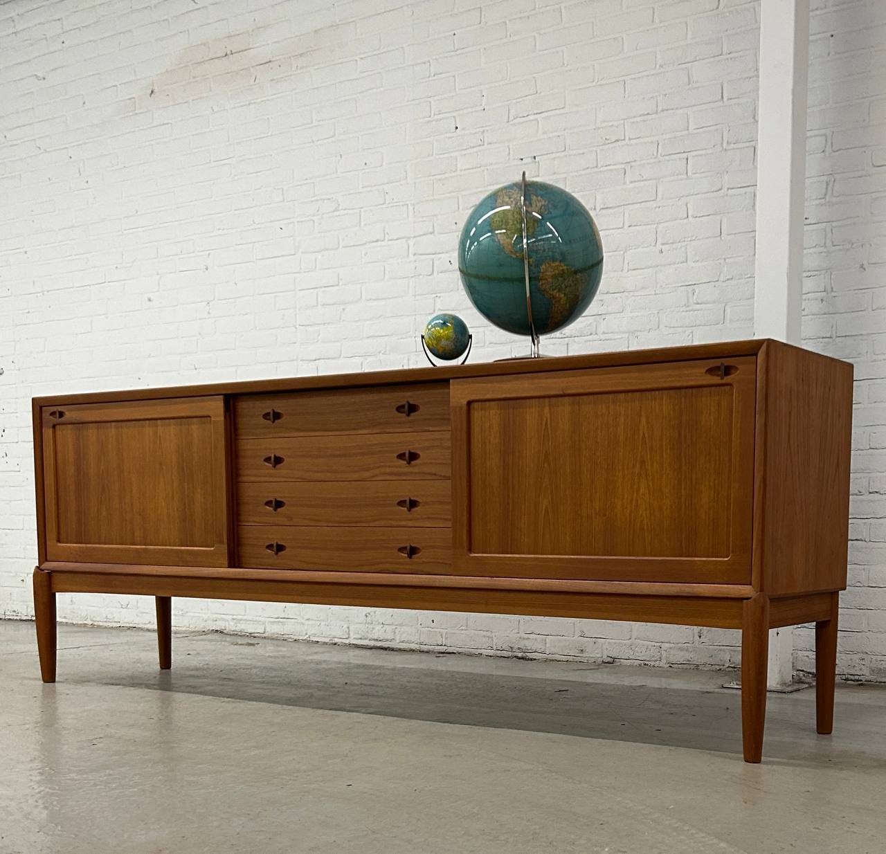 Deens teak dressoir H.W. Klein Bramin
