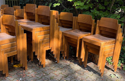 Partij van 116 vintage houten stapelstoelen