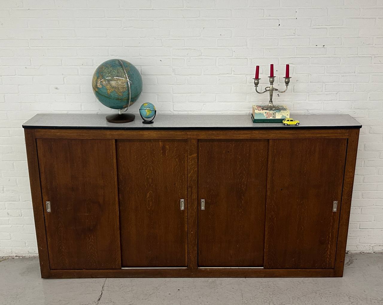 Vintage schoolkast - schuifdeurkast