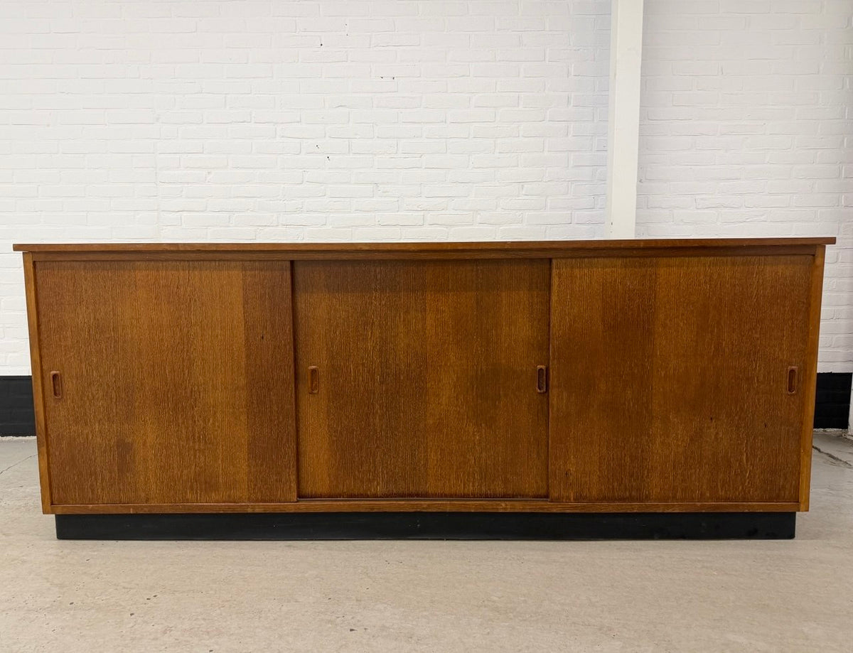 Vintage schoolkast teak met schuifdeuren