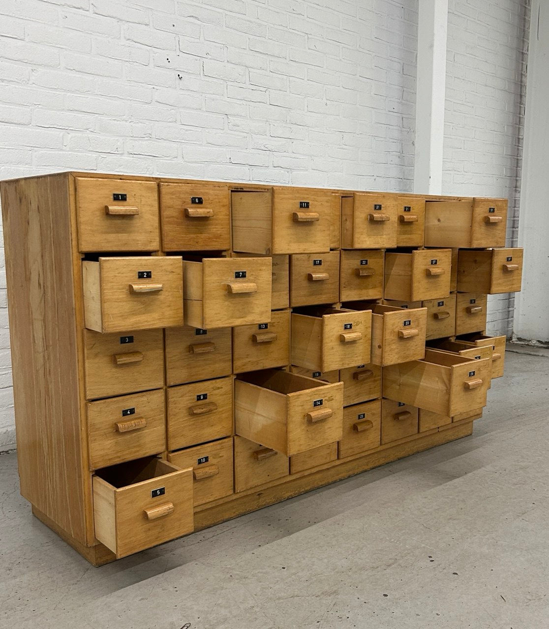 Vintage ladekast schoolkast apothekerskast