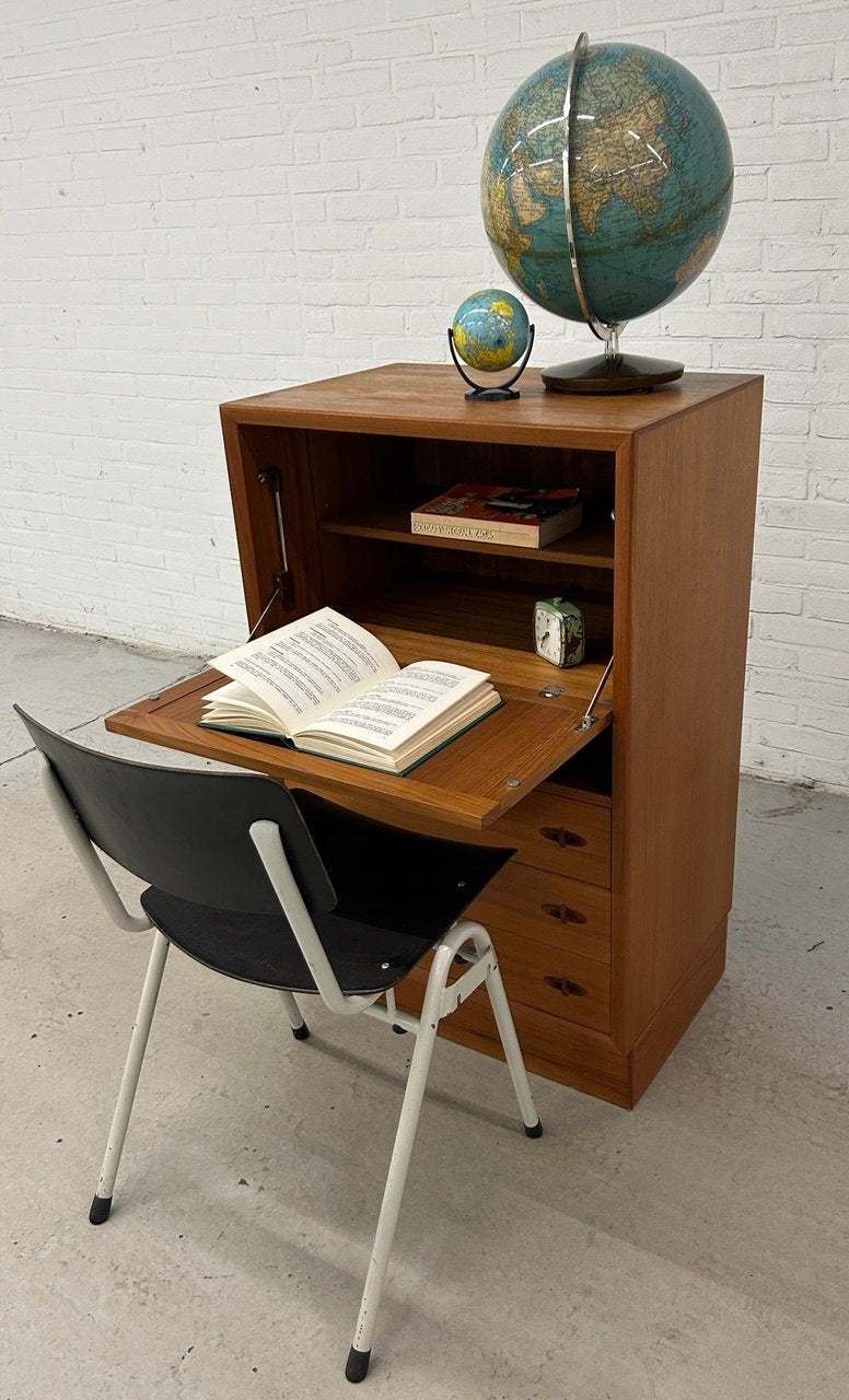 Deens teak cabinet H.W. Klein Bramin