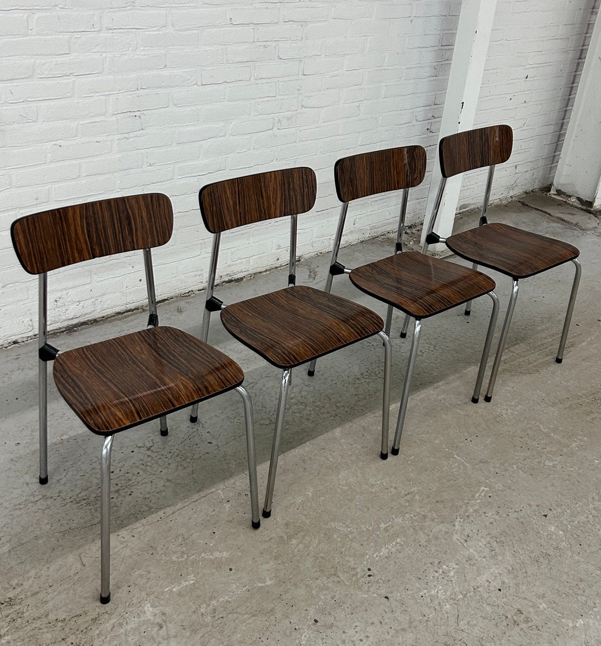 Vintage formica tafel met stoelen