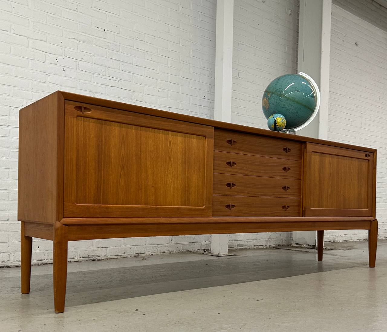 Deens teak dressoir H.W. Klein Bramin
