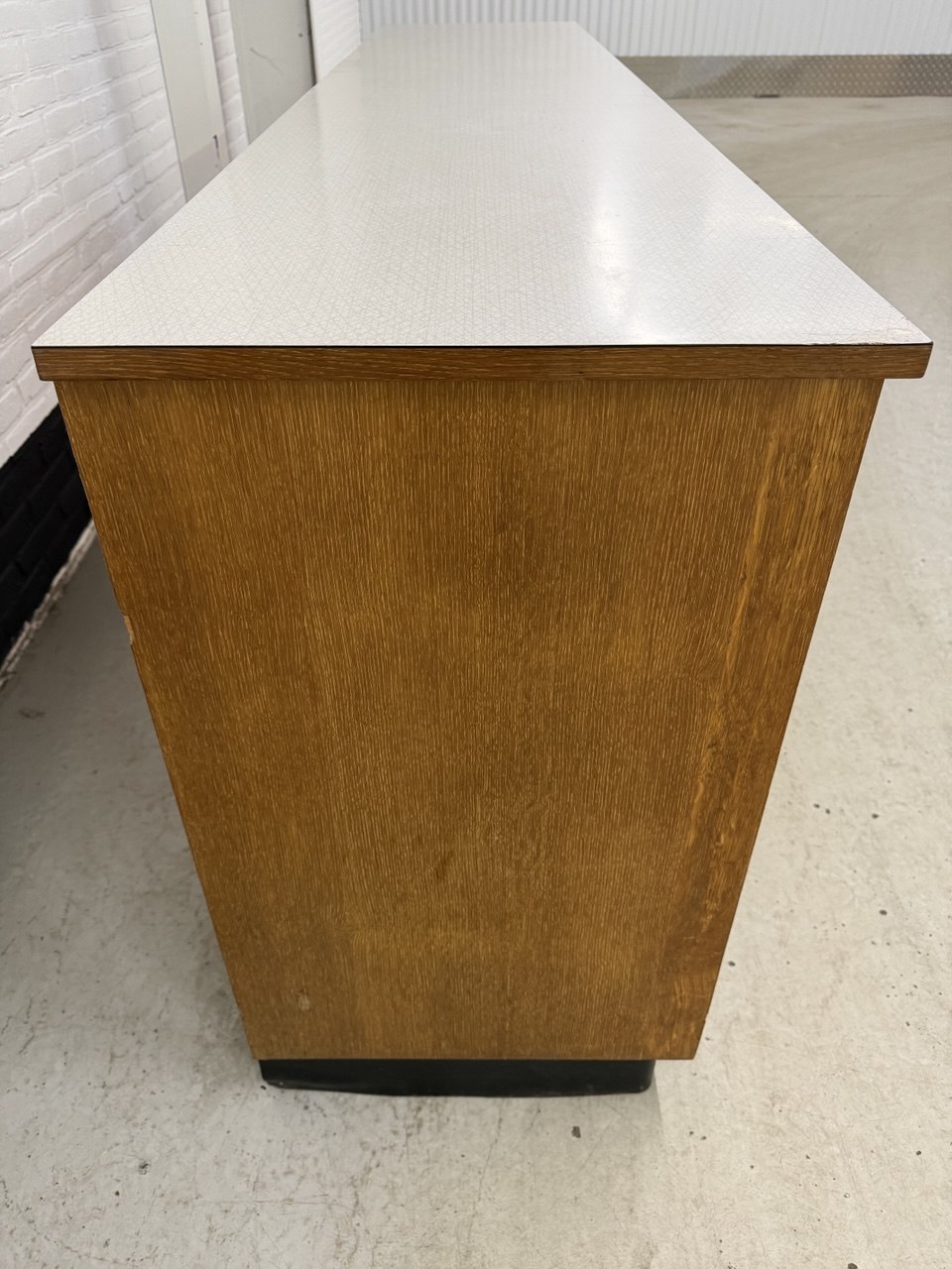Vintage schoolkast teak met schuifdeuren