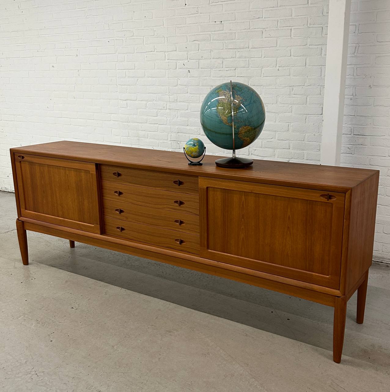Deens teak dressoir H.W. Klein Bramin