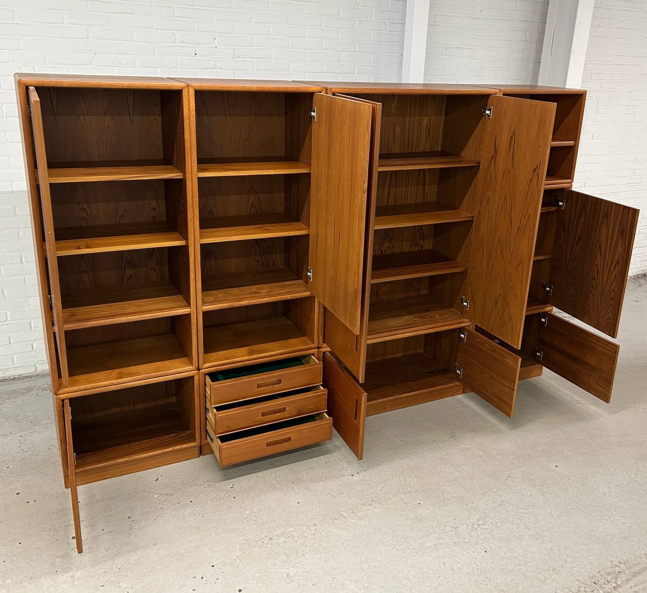 Vintage Teak Dyrlund wandmeubel