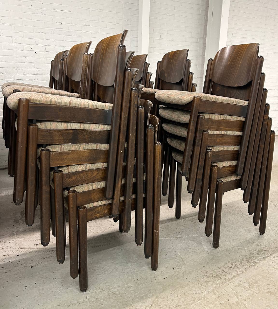 Partij 69 x vintage houten stapelstoelen