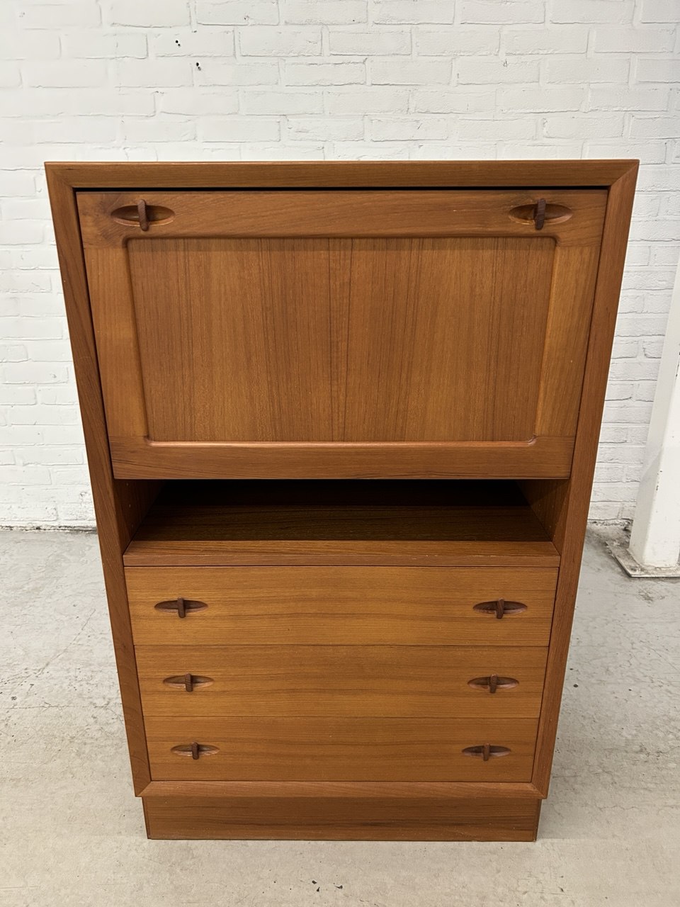 Deens teak cabinet H.W. Klein Bramin