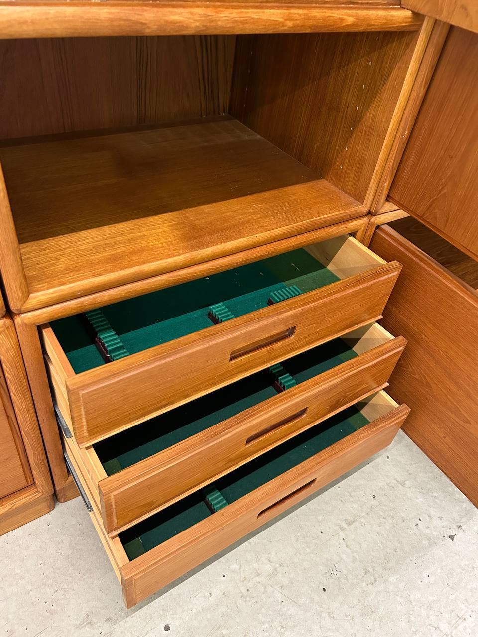 Vintage Teak Dyrlund wandmeubel