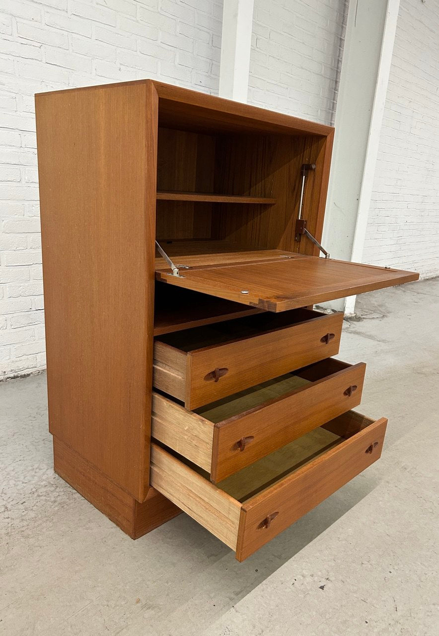 Deens teak cabinet H.W. Klein Bramin