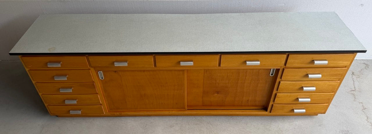 Industrieel vintage dressoir schoolkast