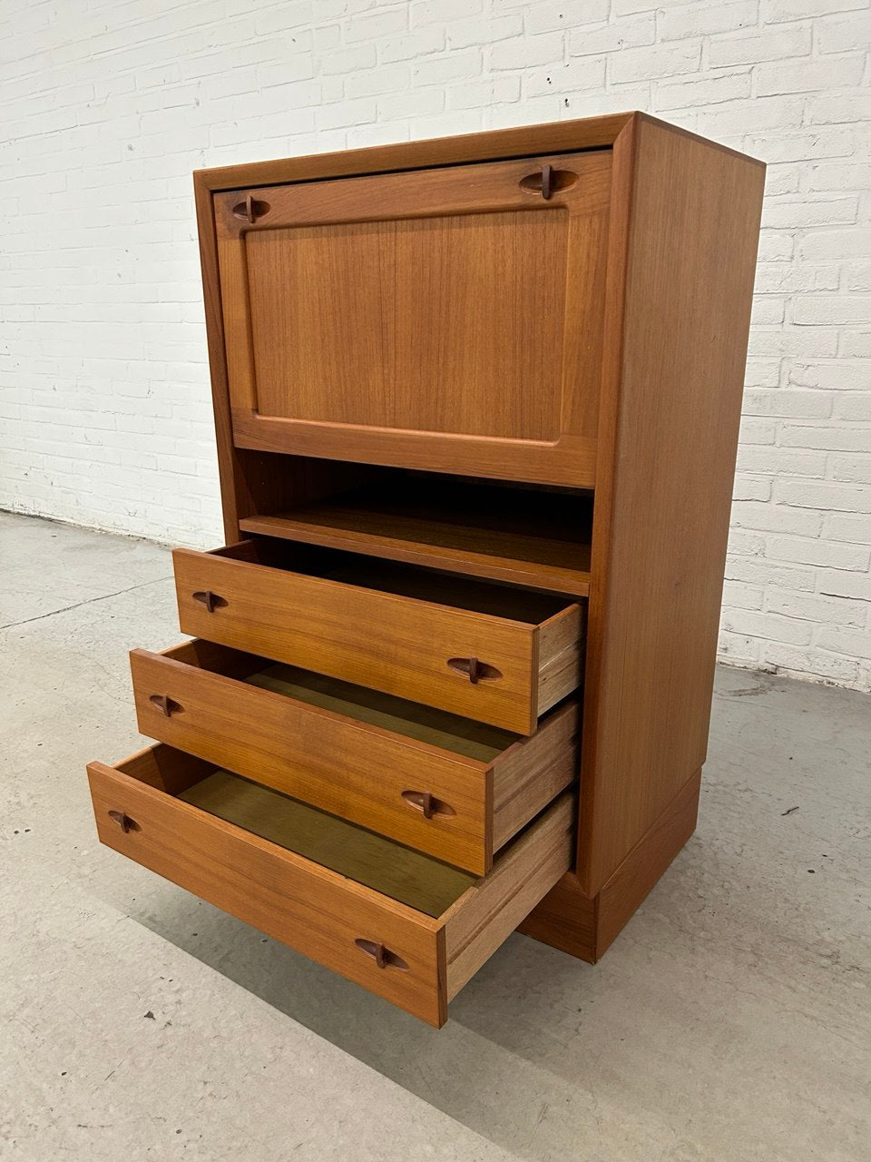 Deens teak cabinet H.W. Klein Bramin